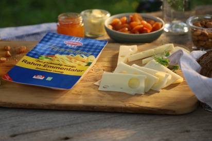 Rahm emmentaler auf holzbrett