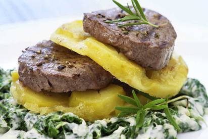 Filetsteak-Käsegratin auf Rahmspinat
