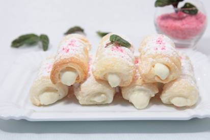 Blätterteigröllchen mit Bananentraum Topfencreme Header