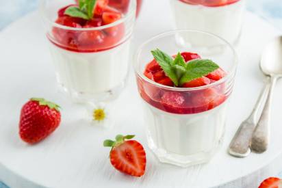 Sauerrahm Panna Cotta mit marinierten Erdbeeren