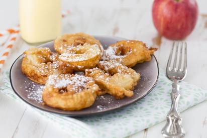 Apfelradl mit Vanillesauce