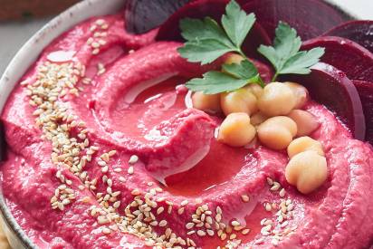 header_srd_hummus-in-einer-schuessel-mit-sesamsamen