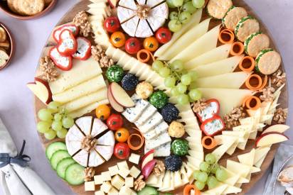 Bunte Brunchplatte mit verschiedenen Schärdinger Produkten