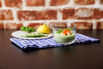 Das Bild zeigt ein pikantes Basilikum-Mousse mit Schärdinger CremiG und dazu eine Räucherforelle