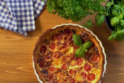 Das Bild zeigt eine Tomaten-Quiche mit Basilikum und mit Schärdinger CremiG