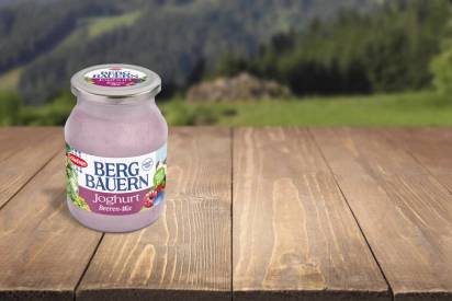 Das Bild zeigt die neue Sorte des Schärdinger Bergbauern Joghurts: Beeren-Mix