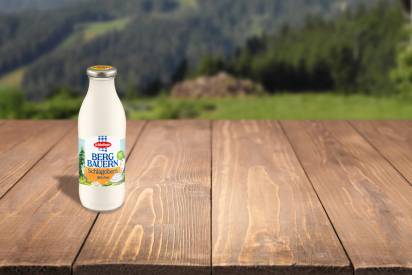 Das Bild zeigt den Schärdinger Bergbauern Schlagobers in der 0,5 Liter Mehrweg-Glasflasche