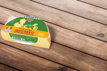 Das Bild zeigt den Schärdinger Jausenkäse im 480g Halblaib