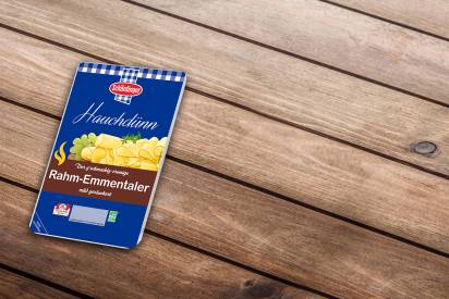 Das Bild zeigt den Schärdinger Rahm-Emmentaler mild geräuchert in Scheiben