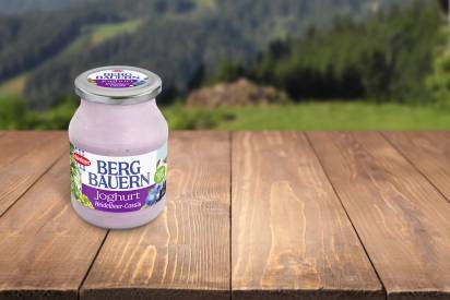 Das Bild zeigt die Schärdinger Bergbauern Joghurt Sorte Heidelbeer-Cassis