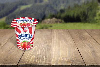 Das Bild zeigt das Schärdinger Jogurella in der Sorte Pfirsich-Melba