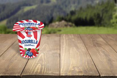 Das Bild zeigt das Schärdinger Jogurella in der Sorte Waldbeer