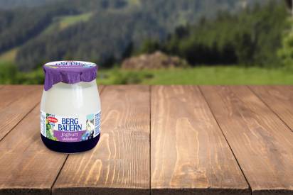 Das Bild zeigt die Schärdinger Bergbauern Fruchtjoghurt Sorte Heidelbeer