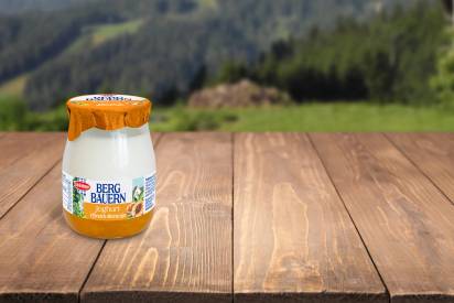 Das Bild zeigt die Schärdinger Bergbauern Fruchtjoghurt Sorte Pfirsich-Maracuja