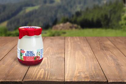 Das Bild zeigt die Schärdinger Bergbauern Fruchtjoghurt Sorte Rote Früchte