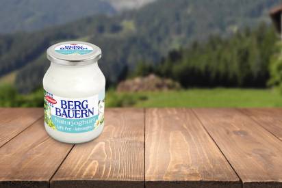 Schärdinger Bergbauern Naturjoghurt laktosefrei auf einem Holzuntergrund