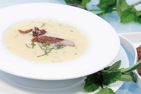 Kümmel-Rahmsuppe mit Quargel