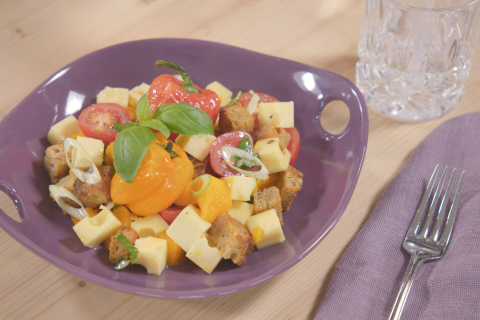 Fruchtiger Emmentaler-Brotsalat