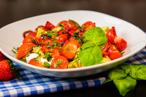 Schärdinger Salat mit Mozzarella, Avocado, Erdbeeren
