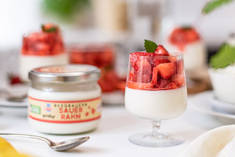 Sauerrahm Panna Cotta mit marinierten Erdbeeren Header