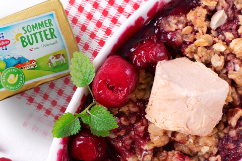 Kirsch-Crumble mit Vanilleeis