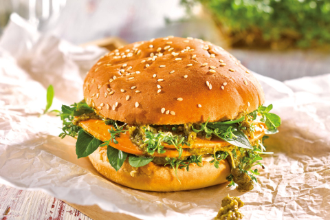 Käse-Pesto-Kresse-Burger