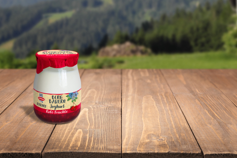Berghof Bergbauern Joghurt auf Roten Früchten im kleinen Glas