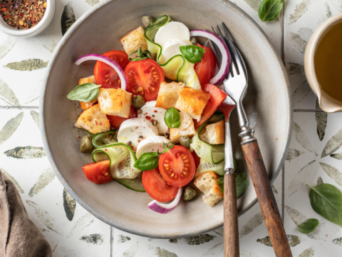 srd_italienischer-brotsalat-mit-mozzarella-und-tomaten_teaser.jpg