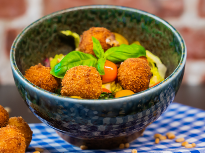 Schärdinger Salat mit Wassermelone und (optional) frittierten Mozzarella Bällchen