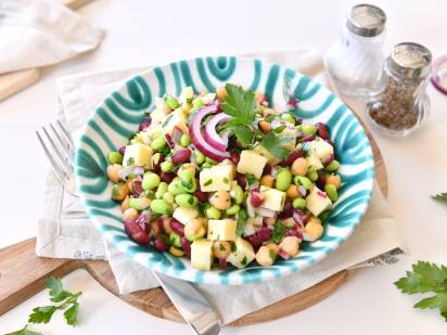 Das Bild zeigt einen bunten High Protein Käse Salat mit der Schärdinger Protein Kugel