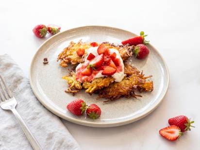 Kartoffelpuffer mit Erdbeeren