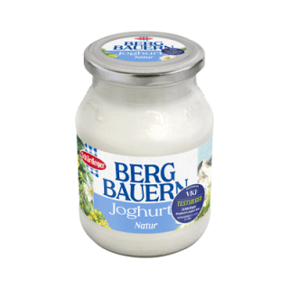 Das Bild zeigt das Bergbauern Joghurt Natur mit der VKI Testsieger Plakette