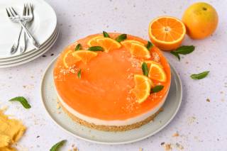 Das Bild zeigt die Aperol-Spitz-Torte mit CremiG