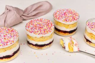 Bunte Dot Cakes mit Schärdinger CremiG Natur